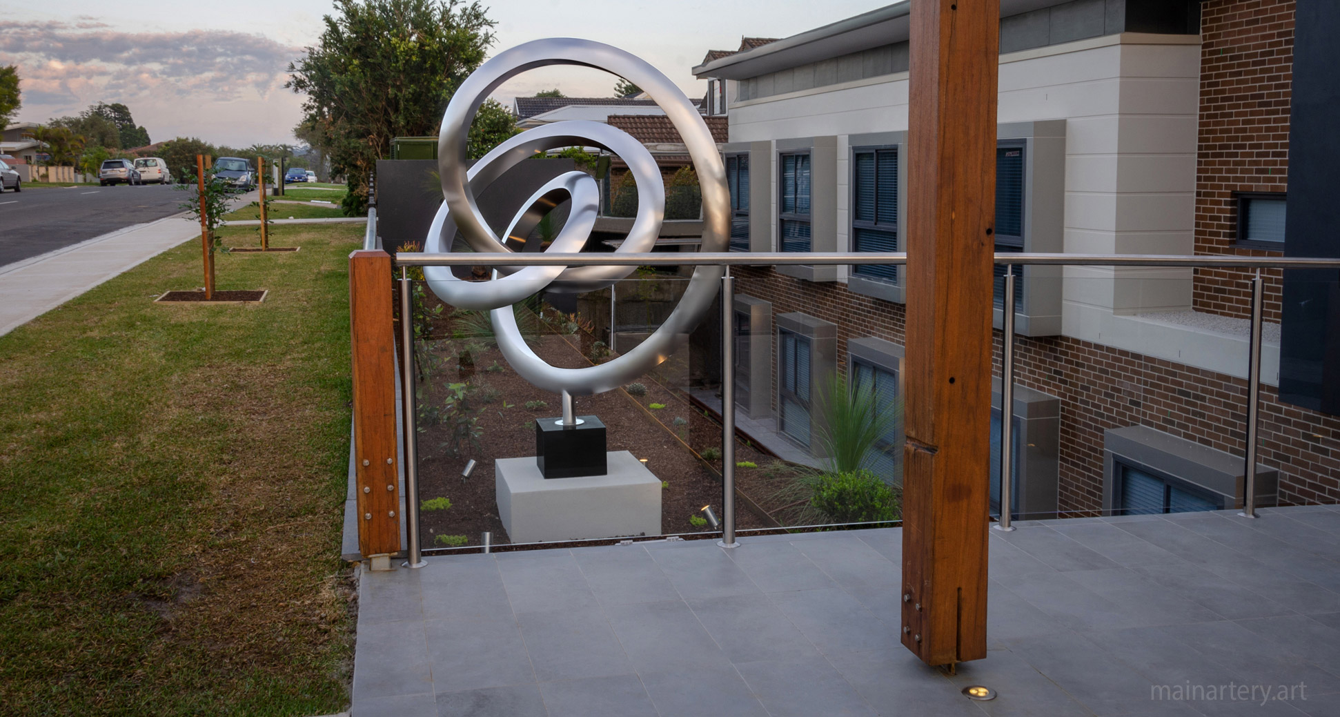 large organic metal double tied garden art image