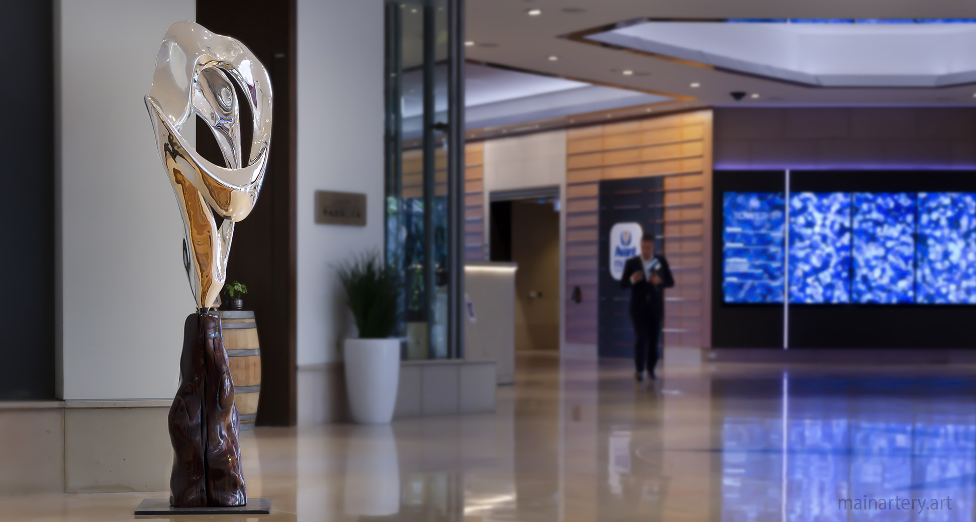 large freestanding commercial breakaway sculpture image