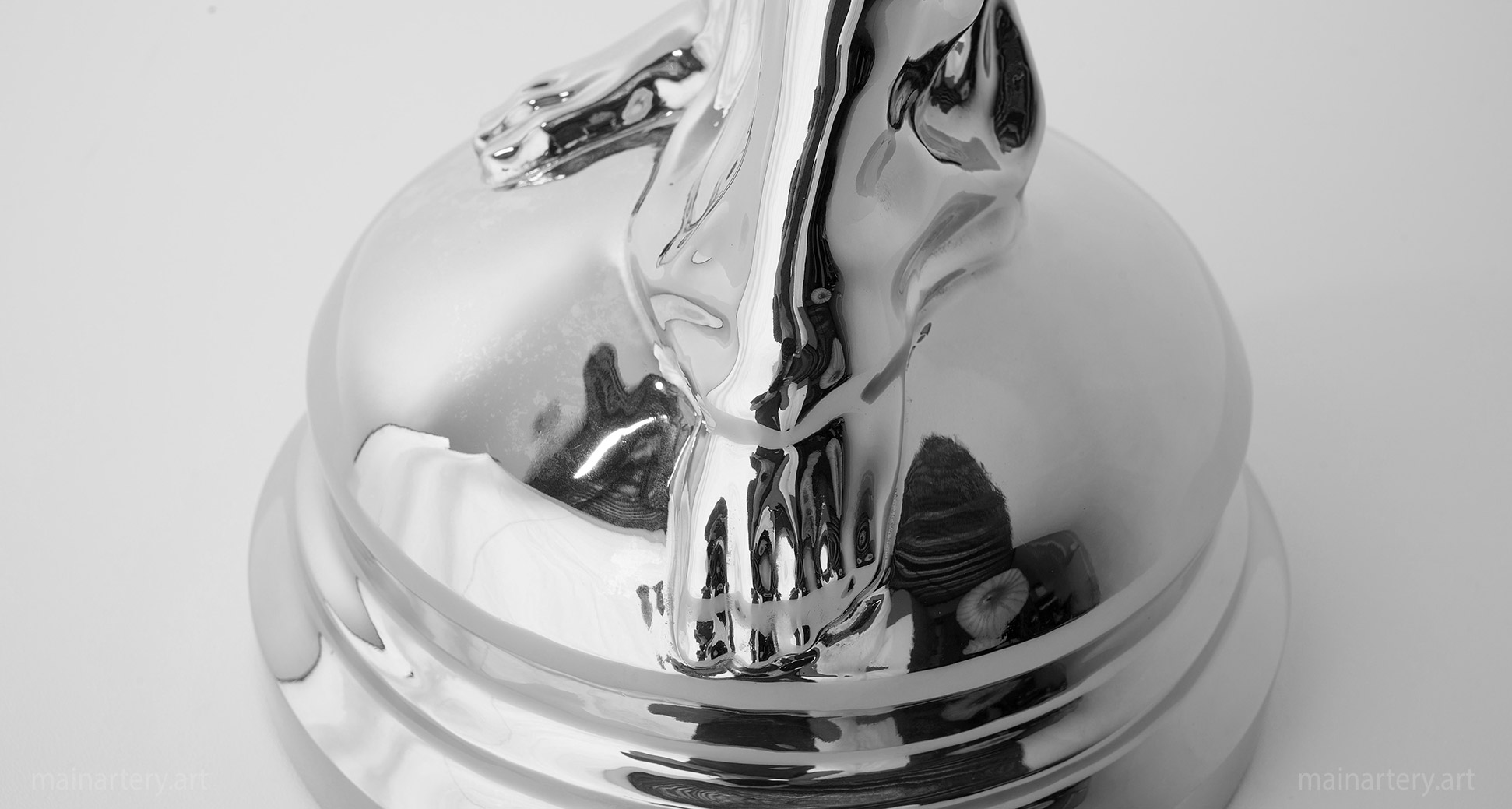 stainless steel detailed nude sculpture image