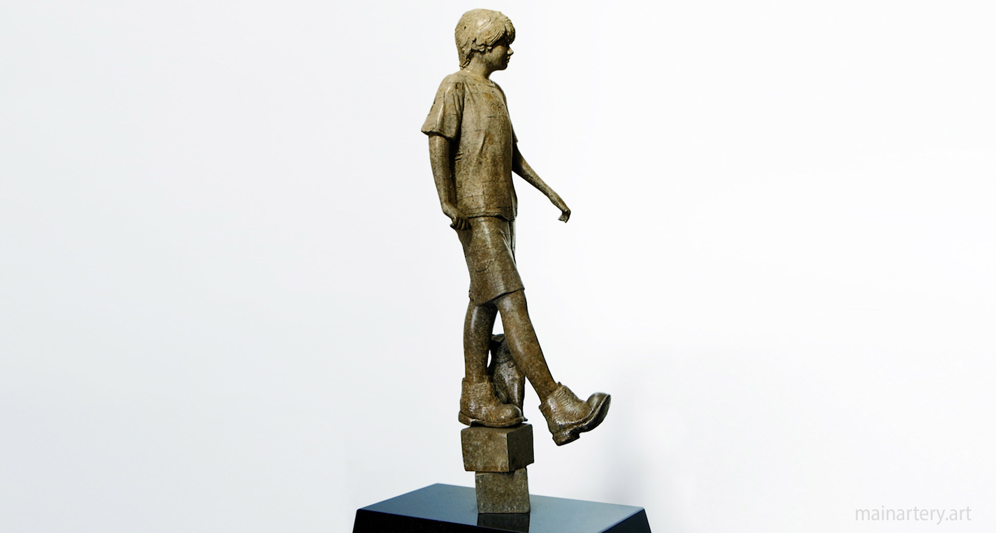The Kingdom Sculpture, image 7, an elegant portrayal of royal themes in sculptural form