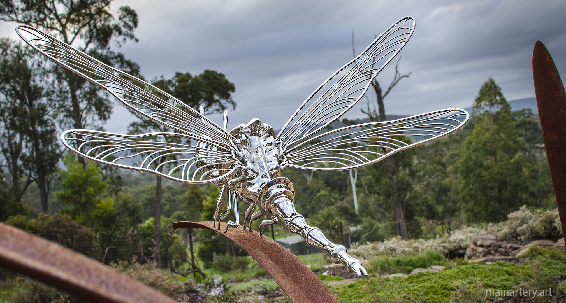dragonfly garden sculpture contemporary feature image