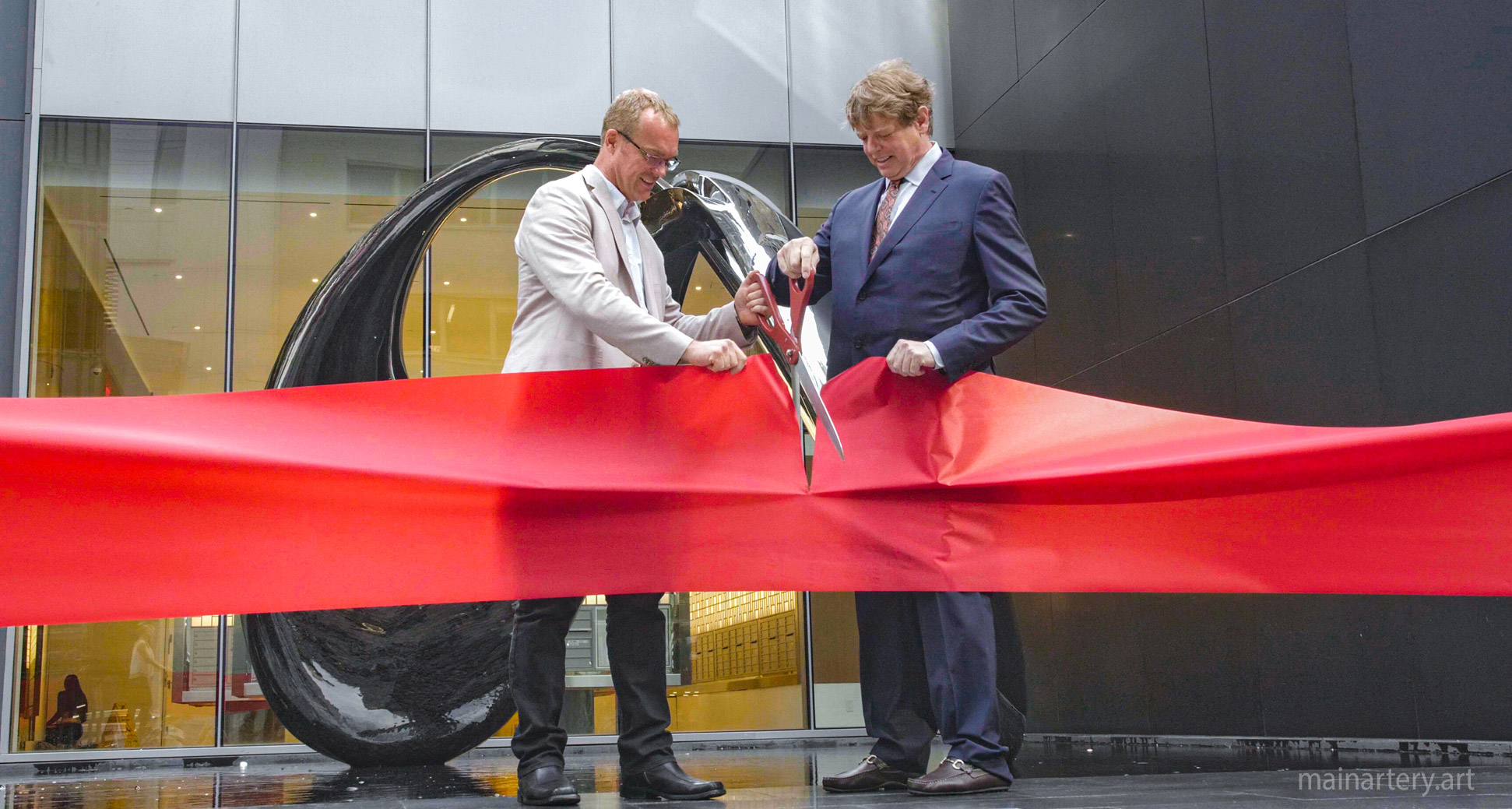 summit of manhattan monumental sculpture ribbon cutting image